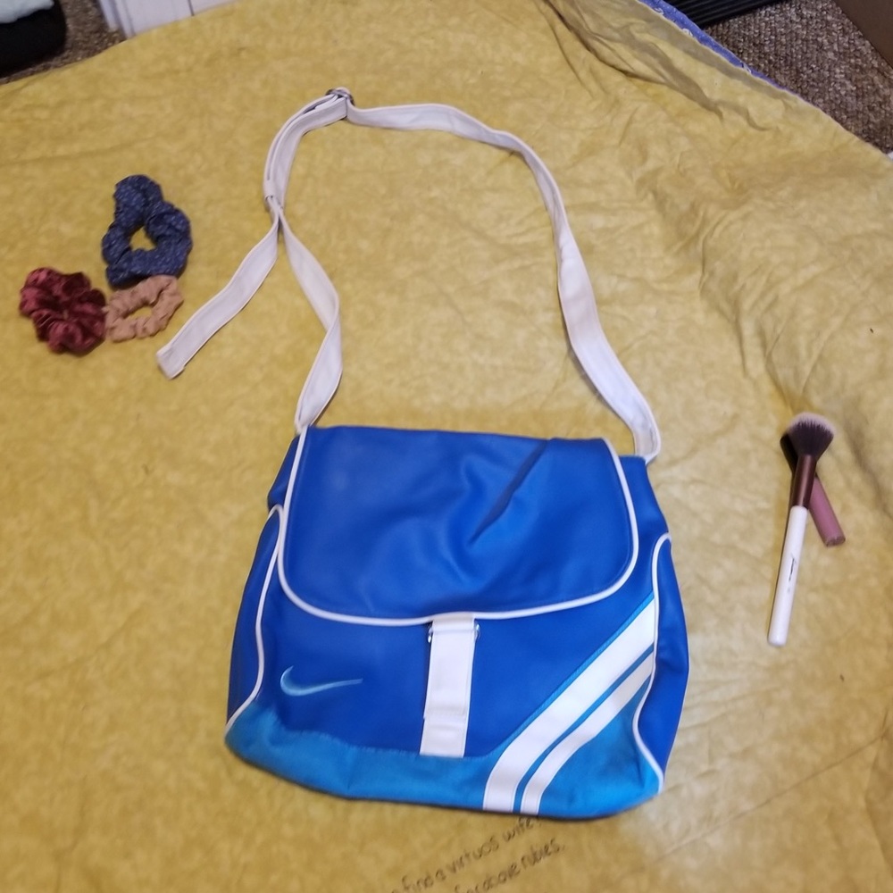 Nike cross body retro so cute